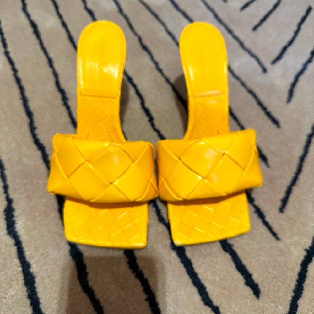 💯 Authentic Bottega Lido Slide. Orange